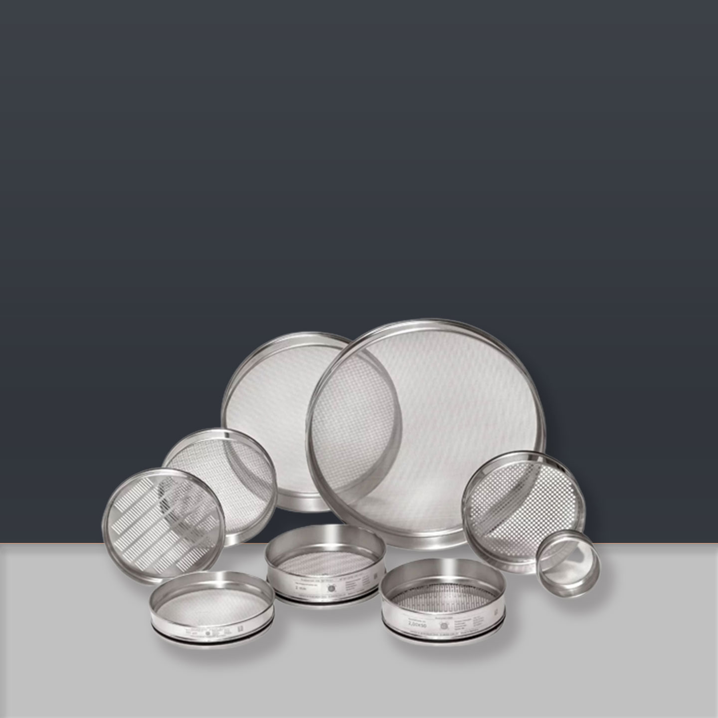 Dokuma kumaştan ve delikli levhalardan yapılmış elek serisi